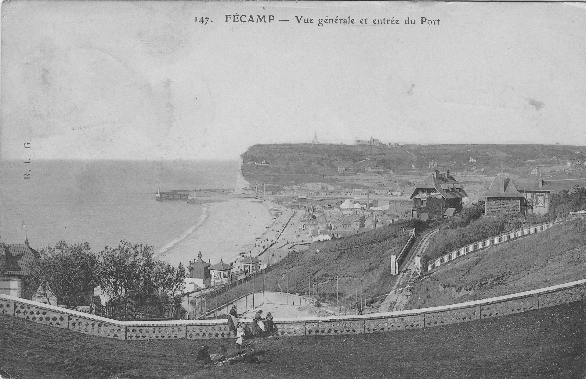Carte postale ancienne : Fécamp, vue générale et entrée du port